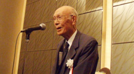 挨拶される江口初代会長