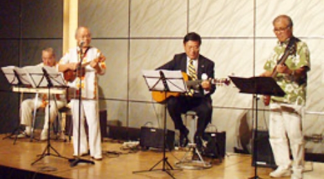 ウクレレの山﨑先生とギターの山田常務理事